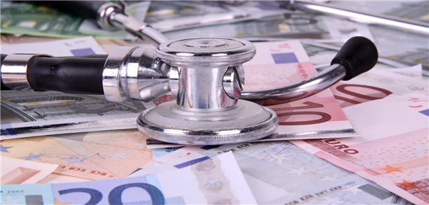 Erstes Quartal mit Entbudgetierung: Auszahlungsquoten steigen – besonders in den Stadtstaaten Stethoskop liegt auf Geldscheinen.