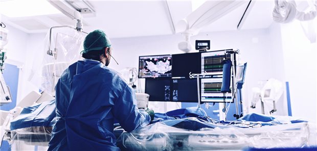 Persistierendes Vorhofflimmern: Müssen die Leitlinien geändert werden? Ein Kardiologe bei der Durchführung einer Katheterablation mit Radiofrequenzenergie unter Verwendung eines Bildgebungssystems mit einer Fluoroskopie-Röntgenröhre für interventionelle Gefäßverfahren und Elektrophysiologie.