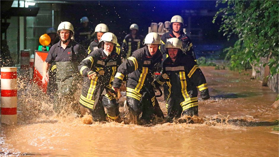 Die Feuerwehr im Einsatz auf dem Gelände des Klinikums Leverkusen.