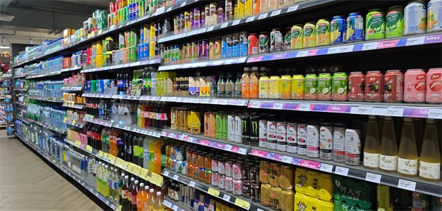 Klingbeils Zuckersteuer: Am Ende bloß ein Mittel gegen Haushaltslöcher? Das Foto zeigt eine Regalwand mit Erfrischungsgetränken im Supermarkt.