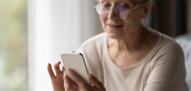 So wird die DiGA zum sinnvollen Behandlungs-Tool: Kollegin gibt Tipps Eine ältere Frau benutzt ein Smartphone.