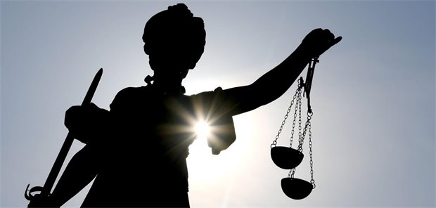 Landessozialgericht: Honorararzt darf sich nicht wie Belegarzt verhalten Die Göttin Justitia im Gegenlicht auf dem Gerechtigkeitsbrunnen in Frankfurt am Main
