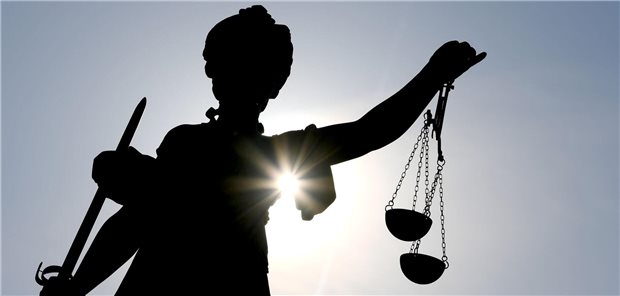 Urteil: Fotos mit Übergriffen auf Kinder rechtfertigen Ruhen der Approbation Die Göttin Justitia im Gegenlicht