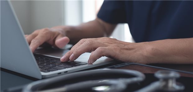 40 Prozent Home-Office für Ärzte: Wie das funktionieren kann Ein Mann tippt etwas auf einem Laptop.