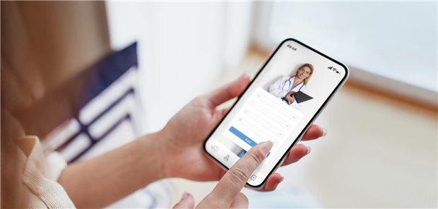 DiGA mit hochsignifikantem Effekt: Jede vierte Frau wird ihre Inkontinenz los Eine Frau, die zu Hause auf ihrem Smartphone die Optionen in einer Gesundheits-App erkundet.