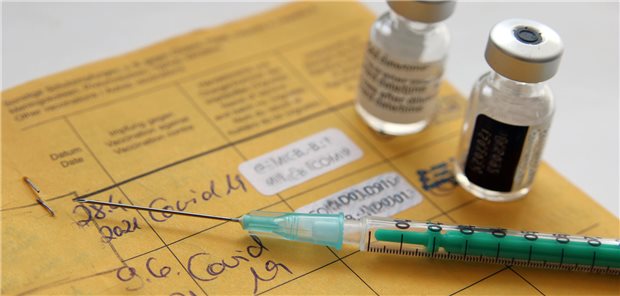 COVID-19-Impfung schützt offenbar vor infektionsgetriggerter Psoriasis Impfausweis mit Einträgen für zwei COVID-19-Impfungen.