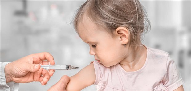 Meningitis B: Das sind Warnzeichen – das ist zu tun Ein Kleinkind wird in den rechten Oberarm geimpft.