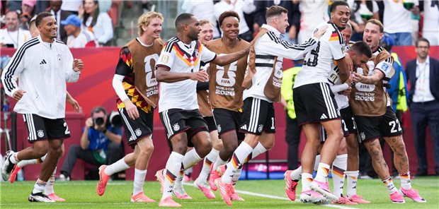 WM-Kolumne: Wie Teamgeist eine Mannschaft beflügelt Die deutsche Jubeltraube nach dem Siegtor von Deniz Undav