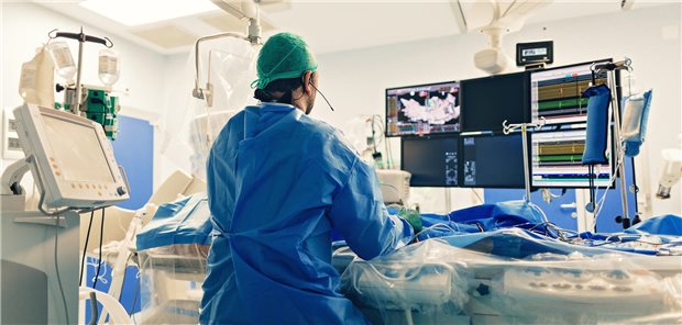 Kardiologe bei der Katheterablation mit Radiofrequenzenergie unter Verwendung eines Bildgebungssystems mit Röntgenröhre für interventionelle Gefäßverfahren und Elektrophysiologie.