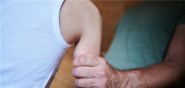 Kindeswohlgefährdungen zum dritten Mal auf Rekordwert Ein Mann packt ein Kind fest am Arm.