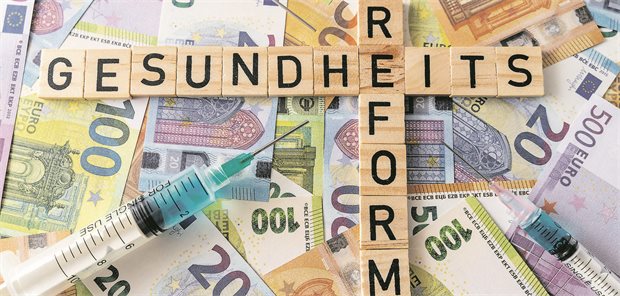 Das Sparpaket als Hypothek für Nina Warkens Reformkurs Das Foto zeigt kleine Holzklötzchen, die das Wort Gesundheitsreform bilden.