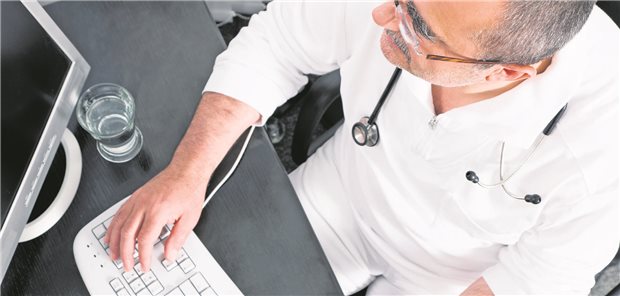 Arztpraxen unter Druck: Personal- und Mietkosten lassen reale Jahresüberschüsse schrumpfen Arzt am Computer .