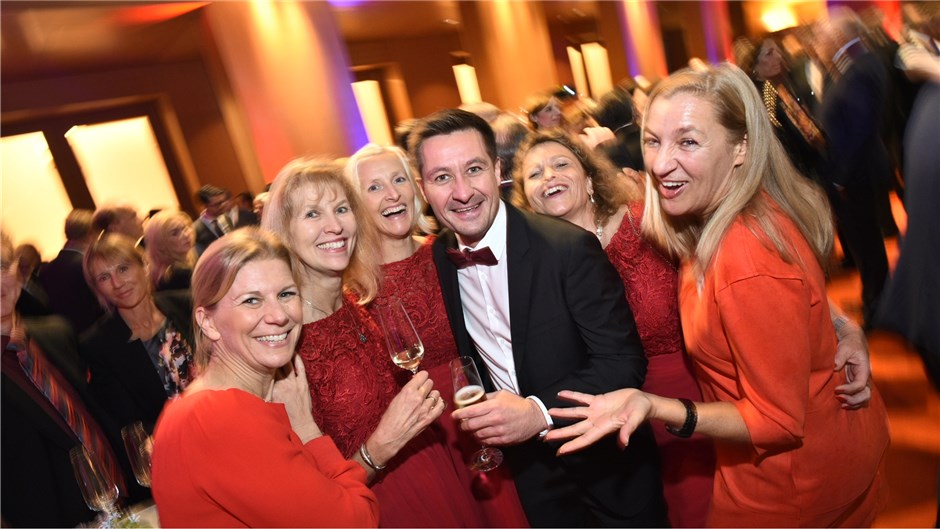 Die "Ladies in Red" von GSK mit Mann Mathieu Wagner in der Mitte waren vor Begin...