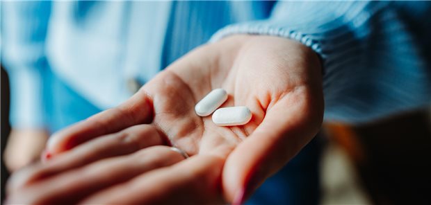 INOCA/ANOCA: Welche Therapie ist die richtige? Eine Frau hält Tabletten in der Hand