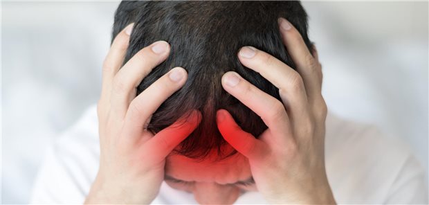 Meningitis im Jahr 2023 für mehr als 250.000 Todesfälle verantwortlich Ein Junge hält sich mit beiden Händen an den Kopf, der künstlich rot gefärbt ist.