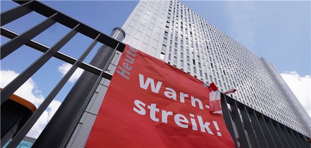 Verdi: Mitarbeiter von Vivantes und Charité wollen streiken "Heute Warnstreik!" auf einem großen Plakat am Gebäude der Charité