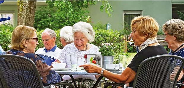 Ältere Menschen beim Mittagstisch „Unter d’Leut&quot;.