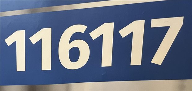 Sozialversicherungspflicht weiter ungeklärt: KV Brandenburg schließt Freelancer von Bereitschaftsdie Blau Weisses Hinweis Plakat mit der Notrufnummer 116117 hängt an der wand einer Arzt.Paxis in Hamburg