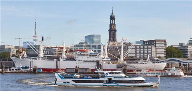 KV Hamburg prophezeit drastische Einschnitte bei ambulanten Leistungen durch Sparpläne Passagierschiffe fahren im Hamburger Hafen.