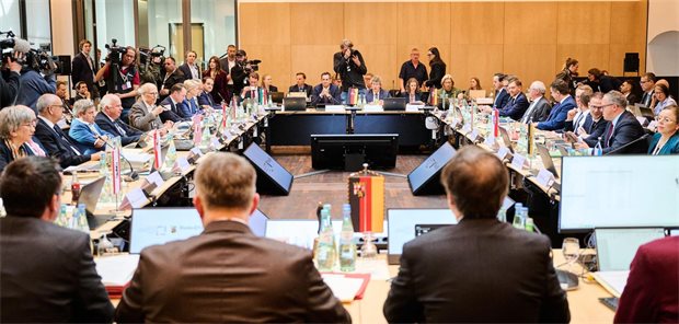 Ministerpräsidenten der Länder warnen vor zusätzlichen Belastungen für Pharmahersteller Das Foto zeigt die Teilnehmerinnen und Teilnehmer der Ministerpräsidentenkonferenz in Berlin.