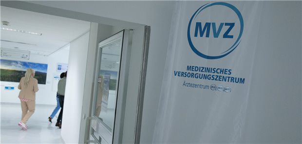 Spaltpilz MVZ-Regulierung: SPD signalisiert Sympathie für Grünen-Vorschläge Ein Schild mit der Aufschrift "Medizinisches Versorgungszentrum" steht im Eingangsbereich eines Krankenhauses.