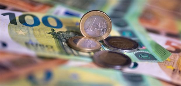 Schätzerkreis gibt Prognose bekannt – und viele fragen sich: Wie belastbar ist das GKV-Sparpaket der Geldscheine mit dem Wert von 100 und 50 Euro und Münzen liegen auf einem Tisch.