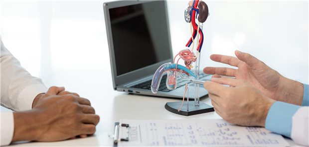 Was ist die optimale Dauer der Androgendeprivation beim lokalisierten Prostatakarzinom? Nahaufnahme des Gespräches zwischen einem Arzt und einem männlichen Patienten zur optimalen Dauer dessen Androgendeprivationstherapie.