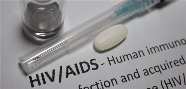 HIV: Virussuppression mit einer Tablette pro Tag Eine Tablette liegt auf einem Infoblatt neben einer Spritze.