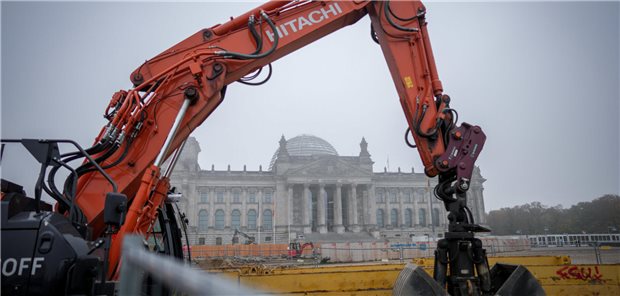 Ein Bagger steht vor dem Reichstagsgebäude