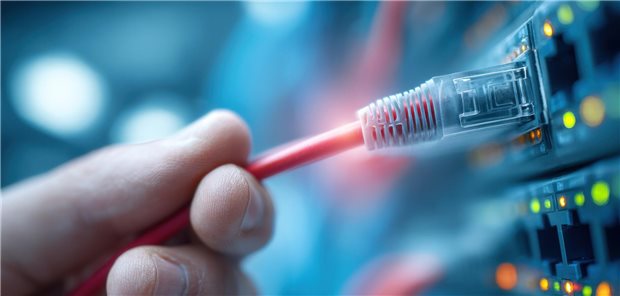 Nach dem Ende von KV-Connect: Wie läuft es mit der 1-Click-Abrechnung? Ein Hand an einem Kabel.