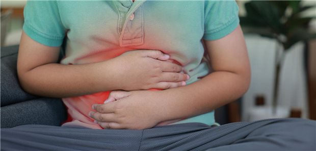 Morbus Crohn und Colitis ulcerosa: Wie stark ADHS und Autismus die Krankheitsaktivität beeinflussen Ein Junge mit starken Bauchschmerzen deren Position und Intensität durch die rote Einfärbung des Bauches dargestellt werden.