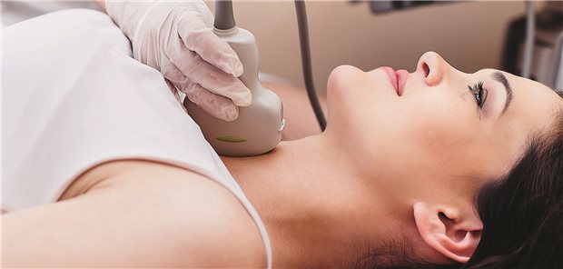 Erhöhtes Schilddrüsenkrebs-Risiko unter GLP-1-RA-Therapie? Nahaufnahme einer Ärztin, die die Schilddrüse einer Patientin mit einem Ultraschallgerät untersucht.