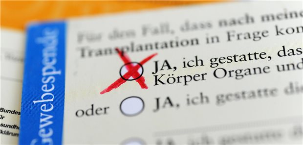 Die ausdrückliche Zustimmung, wie etwa auf dem Organspendeausweis, ist bisher für eine Organspende nötig. Künftig soll nach dem Willen von Abgeordneten statt der Opt-in- eine Opt-out-Lösung gelten.