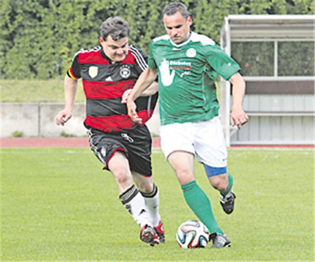 Union und SPD wollen am Ball bleiben Die beiden Torschützen im Duell: Ex-Profi-Kicker Martin Max (rechts), der während seiner Bundesliga-Karriere zwei Mal Torschützenkönig wurde, und Marcus Weinberg (CDU).