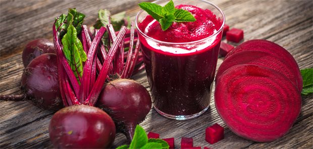 Fast fatale Gemüseüberdosis Rote Beete Wurzel, rote Beete Würfel, rote Beete Scheiben und rote Beete Saft.