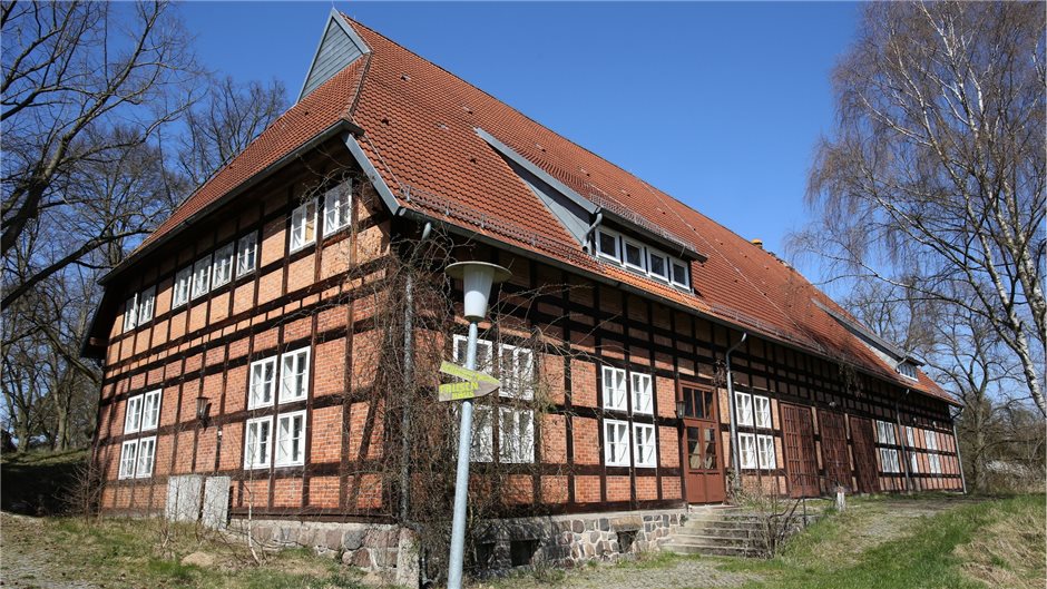 Die ehemalige "Führerschule der deutschen Ärzteschaft" im Park Alt Rehse bei Neu...