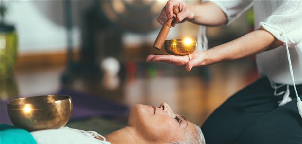Gefährdet Alternativmedizin das Überleben bei Brustkrebs? Klangmeditation mit einer tibetischen Klangschale.