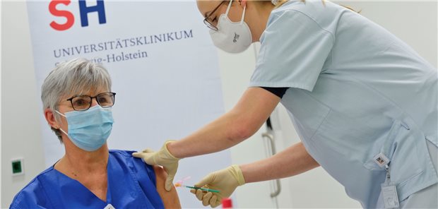 Impfquote am UKSH liegt bei über 99 Prozent Die erste Impfdosis am UKSH-Campus Kiel erhielt im Dezember 2020 Birgit Michaelsen, Pflegerische Teamleitung in der Interdisziplinären Notaufnahme.