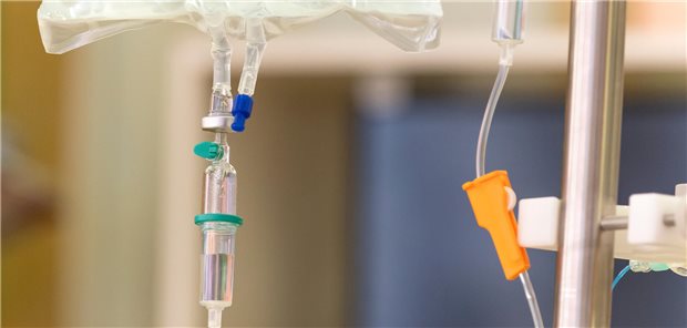 Intravenöse Lyse auch bei Kindern mit Schlaganfall wohl vorteilhaft Infusionsständer und Infusionsbeutel zur intravenöse Thrombolyse bei einem Patienten mit ischämischem Schlaganfall.