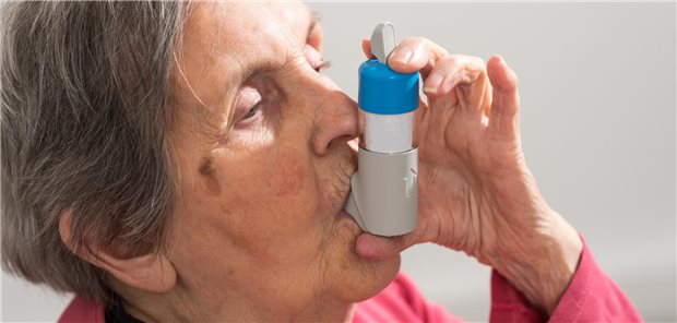 Acht Fehler bei der Inhalationstherapie – und wie es richtig geht Eine ältere Frau inhaliert ein Medikament aus einem Pulverinhalator.