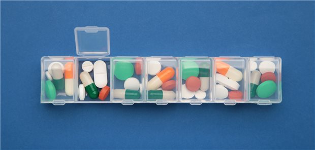 Wie sich die Adhärenz bei oraler Tumortherapie steigern lässt Eine Pillenbox gefüllt mit Medikamenten.