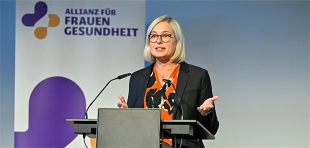 Breites Bündnis will nationale Strategie für Frauengesundheit etablieren Das Bild zeigt die parlamentarische Staatssekretärin Dr. Christiane Schenderlein hinter einem Rednerpult. Im Hintergrund steht ein Banner der Allianz für Frauengesundheit.