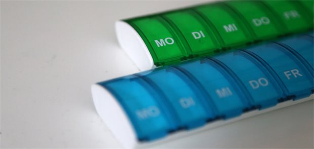Systemischer Lupus erythematodes oder Rheumatoider Arthritis: Frühe Hydroxychloroquin-Adhärenz, weni Zwei Wochenblister mit Medikamenten.
