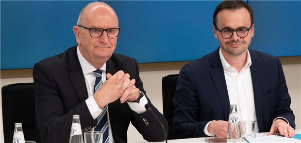 Neue Koalition in Brandenburg: SPD übernimmt Superministerium aus Arbeit, Soziales und Gesundheit Dietmar Woidke (links) und Jan Redmann sitzen im Podium der Landespressekonferenz Brandenburg.