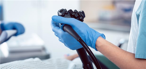 Darmkrebs: Erkrankungsrisiko und Überlebenschancen mit sozialen Unterschieden assoziiert Arzt mit Koloskop in der Hand