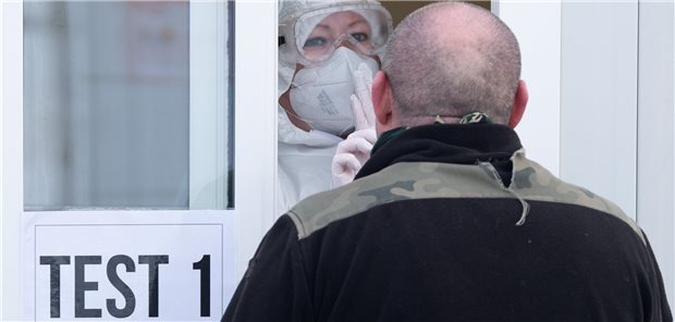 Corona-Krankschreibungen bei über 60-Jährigen stark gestiegen Die zweite Corona-Welle in Deutschland trifft laut Zahlen der Barmer ältere Beschäftigte besonders hart.