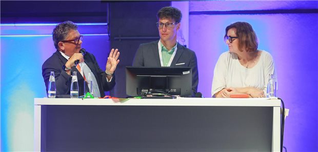 Umsetzung der Krankenhausreform: Länder praktizieren die föderale Vielfalt Das Foto zeigt Dr. Andreas Philippi, Nils Dehne, Dr. Ina Czyborra.