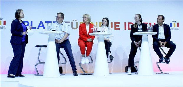 Übergriffiges Verhalten im Gesundheitswesen: Täter und Struktur gehören in den Fokus Diskutierten beim Hauptstadtkongress über Grenzverletzungen im Gesundheitswesen: Heike Bökenkötter, Chefredakteurin Ärzte Zeitung, Chefarzt Lars Herda, MB-Vorsitzende Susanne Johna, Medizinstudentin Yamina Probst, Michelle Förstel, Ärztin in Weiterbildung, und Alex Friedrich, Ärztlicher Direktor Uniklinikum Münster (v.l.)