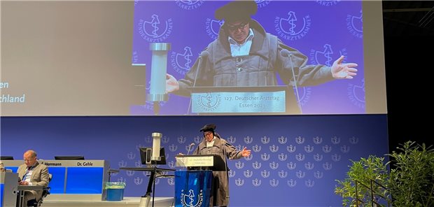 In zwei Jahren zieht der Deutsche Ärztetag nach Leipzig Dr. Faustus, alias Erik Bodendieck, Präsident der Ärztekammer in Sachsen, preist in Essen die Vorzüge Leipzigs als Ort für den Deutschen Ärztetag.