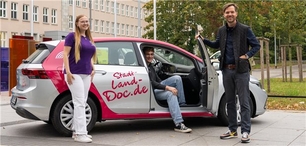 Auto mit der Aufschrift &quot;Stadt-Land-Doc.de&quot;